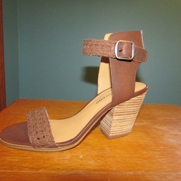 Lucky Brand Oakes Sandal - Picture 7 of 8